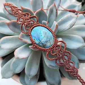 สร้อยข้อมือมาคราเม่ลาบราโดไรต์ ประกายสีฟ้า รูปไข่ เชือกสีน้ำตาล สไตล์โบโฮ ทำมือ ปรับขนาดได้ เครื่องประดับโดดเด่น HARI OM CREATIONS สำหรับทุกเพศ - Product Image 1