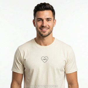 Camiseta Negra Minimalista para Hombre, Personalizada con Logotipo de Corazón y Brújula Pequeña, Impresión en Algodón Peinado Suave, Estilo Casual para Exteriores, Fabricante - Product Image 4