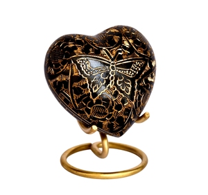 Pendentif de transformation précieux : Petite urne funéraire en forme de cœur rouge avec papillon en laiton gravé et support assorti - Product Image 4