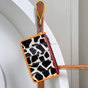 Pochette à main tendance en cuir recyclé imprimé animal, fabriquée à la main, en cuir coloré, avec fermeture éclair, pour femmes - Product Image 4