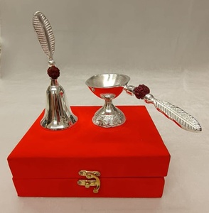 Quemador de aceite de metal Akhand Diya en caja de regalo de terciopelo - Product Image 6