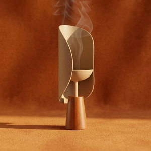 Brûleur d'encens en métal élégant avec un bouclier incurvé raffiné et une base en bois poli, parfait pour une esthétique zen moderne - Product Image 1