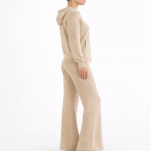 Ensemble de survêtement pour femme : veste zippée à capuche et pantalon large, style moderne, survêtement premium pour femme - Product Image 3