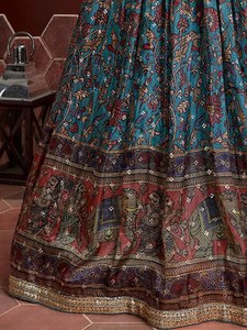 Lehenga Choli bordado en color verde azulado con dupatta de red, top corto con cuello barco y vestido de dama de honor de corte A hasta el suelo. - Product Image 3