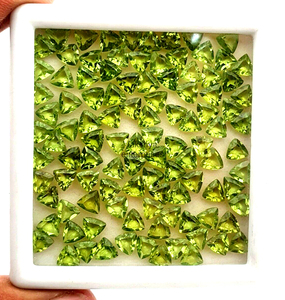 Peridoto natural tallado en trillón, piedra preciosa suelta de 5 mm, facetada y calibrada, peridoto verde para la fabricación de joyas, peridoto genuino. - Product Image 5