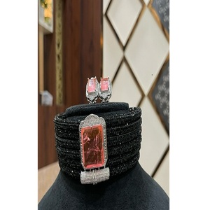 Magnifique ensemble collier ras-du-cou et boucles d'oreilles de luxe en laiton plaqué or de qualité supérieure, orné de perles, de moissanite et de doublets Kundan, idéal pour les mariages - Product Image 1