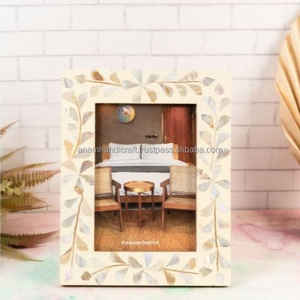 Marco de fotos con incrustaciones de resina de hueso de madera hermoso hecho a mano personalizado troquelado impresión alta calidad decoración del hogar India - Product Image 1