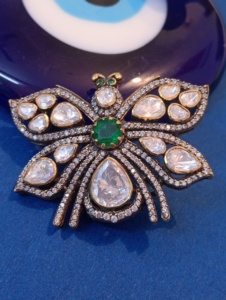 เข็มกลัดรูปนกยูงและผีเสื้อสไตล์วินเทจสุดหรูจาก Amaira Jewels ประดับคริสตัลทรงลูกแพร์สีเขียวตรงกลาง  สำหรับทั้งชายและหญิง  ชุบทอง  ทำจากเงินแท้ 925 - Product Image 3