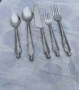 Ensemble de couverts en acier inoxydable luxueux et soignés, avec poignées design, idéal pour les secteurs de l'hôtellerie et de la restauration. - Product Image 3
