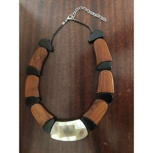 Collar con Colgante de Madera de Lujo Hecho a Mano para Mujer, Exquisitas Artesanías de Bambú y Madera - Product Image 6