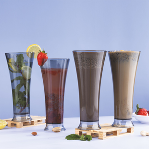 Vaso transparente para beber, colocado sobre una superficie de madera con un diseño claro, ideal para servir agua, jugo o bebidas en un estilo moderno. - Product Image 4