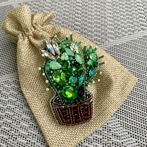 Broche artisanale de haute qualité brodée et perlée pour femmes et filles - Product Image 2