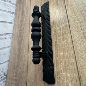 Poignée de portail traditionnelle en fer forgé ; facile à installer, avec une finition enduite ; un accessoire de clôture durable pour portails. - Product Image 4