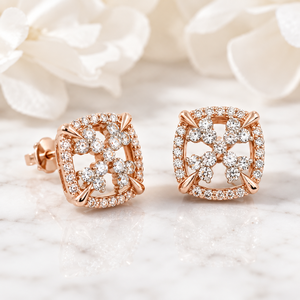 Elegantes Pendientes de Oro de 14K con Diamantes en Forma de Racimo, Marco Cuadrado y Motivo Floral para Compromisos Nupciales y Eventos Especiales - Product Image 1