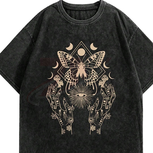 เสื้อยืดโอเวอร์ไซส์สีดำสำหรับผู้ชาย พิมพ์ลายผีเสื้อสีทองและดวงจันทร์ แขนสั้น สไตล์ลำลอง สตรีทแวร์ ผ้าคอตตอนเจอร์ซีย์ คอกลม - Product Image 4