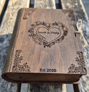 Letrero de Bienvenida de Madera Rústica Personalizado con Grabado, Opción para Colgar, Diseño de Letras Ecológico y Duradero - Product Image 1