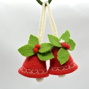 Campana Navideña Roja de Fieltro de Lana de Alta Calidad con Hoja Verde y Cereza - Adornos Ecológicos para Árbol de 10 cm - Product Image 1