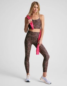 ชุดโยคะพิมพ์ลายข่าวสารสตรีนิยม OEM สำหรับผู้หญิง ยอดนิยมสูง ชุดโยคะ 2 ชิ้น ยืดหยุ่น ระบายอากาศ ซับเหงื่อ กางเกงเลกกิ้งเอวสูง - Product Image 4