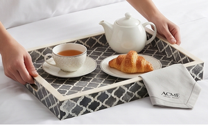 Plateau de service carré haut de gamme à motif géométrique, finition laquée, usage résidentiel décoratif, parfait pour servir des desserts et des plats. - Product Image 3