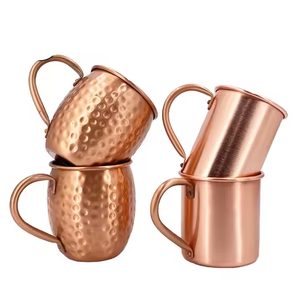 Verre à boire en cuivre finition galet, avec poignée en laiton courbée, gobelet en métal gaufré, vaisselle de luxe pour l'hôtellerie - Product Image 4