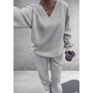 Ensemble décontracté deux pièces pour femme, collection Hiver 2025 : Sweat-shirt col en V et pantalon ample à jambes larges, tenue d'automne avec survêtement en maille - Product Image 6