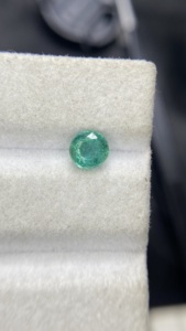 Esmeralda Zambiana Natural Certificada, Corte Redondo, con Buen Brillo, Piedra Preciosa Suelta para Joyería, 0.76 Quilates - Product Image 5