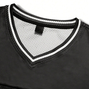 Maillot de football américain personnalisé sublimé, col en V en maille noire, coupe athlétique avec impression de grands numéros, OEM en gros - Product Image 4