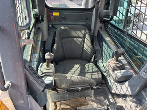 Minicargadora 332E de 2015 con cabina cerrada, máquina de construcción inoperable - Product Image 5