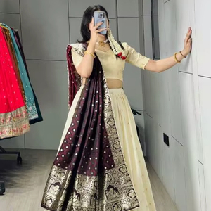 Lehenga Choli en soie de créateur avec dupatta tissée Paithani, tenue de mariée festive - Product Image 1