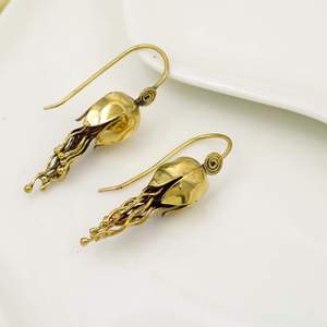Pendientes Colgantes de Latón Chapado en Oro con Diseño Floral, Estilo Bohemia, Joyería Unisex, Diseño Único, Accesorio de Moda, Regalo - Product Image 1