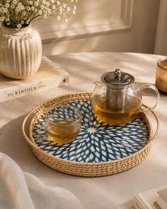 Plateau de service artisanal NEHA ENTERPRISES NE-165 multifonctionnel en rotin tressé style bohème avec mosaïque de coquillages irisés - Product Image 1