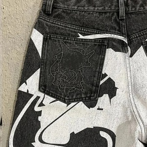 Pantalones Cortos de Mezclilla Negros Desgastados con Estampado Personalizado, Apliques Bordados y Dobladillo sin Rematar, Estilo Urbano Holgado para Hombre - Product Image 3