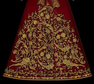 Robe en soie de style russe traditionnel pour femmes, motif uni rouge et or, coupe classique, élégante, ethnique, dessinée à la main - Product Image 6