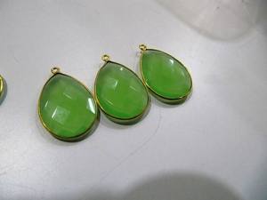 Calcedonia Verde en Forma de Pera 18x25mm, Conectores de Bisel Briolette, Dijes, Colgante de Cuarzo Hidro Verde de un Solo Anillo, se vende por pieza - Product Image 2