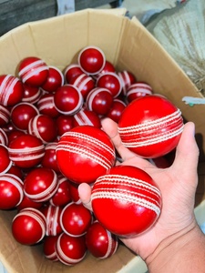 Pelota de Cricket Roja Hecha a Mano, Tamaño para Hombres, Mujeres, Jóvenes y Niños - Product Image 3