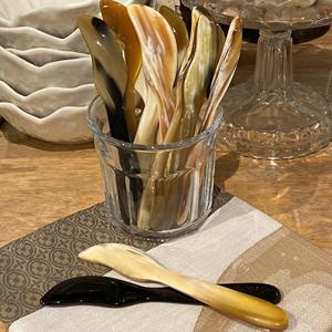Couteau à fromage en corne de buffle naturel poli, idéal pour la découpe de gâteaux, parfait pour les mariages, les fêtes, l'hôtellerie, la restauration et comme cadeau. - Product Image 6