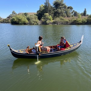 K208 - Gondole vénitienne en fibre de verre et bois, bateau à rames haut de gamme pour festivals, décoration de lacs, stations balnéaires, loisirs fluviaux 460Lx120Wx112H cm - Product Image 1