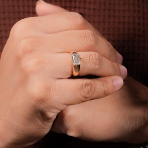 แหวนแต่งงานวินเทจสำหรับผู้ชาย ทองคำแท้ 14k พรีเมียม ประดับเพชรแล็บโกรว์ทรงเอเมอรัลด์ 1 กะรัต E VVS พร้อมใบรับรอง IGI - Product Image 4