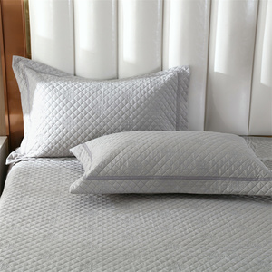 Ensemble de housse de couette matelassée hypoallergénique respirante en polyester gris, taille Queen, lavable, pour l'hiver - Product Image 2