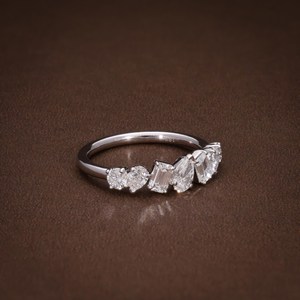 แหวนเพชรหลายเหลี่ยมทรงอิมเมอร์เนตี้ที่สร้างขึ้นในห้องปฏิบัติการ ประดับด้วยมรกต พลอยทรงหยดน้ำ และทรงกลม แหวนทองคำแท้รับรองคุณภาพสำหรับเจ้าสาว - Product Image 4