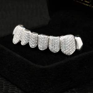 Grillz en alliage plaqué argent avec moissanite, incrustation micro de moissanite taille brillant rond, pour hommes, style Hip Hop, bijoux dentaires - Product Image 1