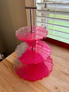 Soporte de Pastel de Resina de Dos Niveles con Detalles de Hoja de Oro y Asa Ornamentada, Diseño Multicapa Hecho a Mano, Ecológico y Apto para Lavavajillas - Product Image 5