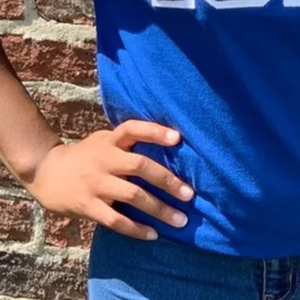 T-shirt unisexe bleu roi 1922 avec imprimé graphique, col rond décontracté, manches courtes, mode streetwear, vêtements personnalisés en gros - Product Image 3