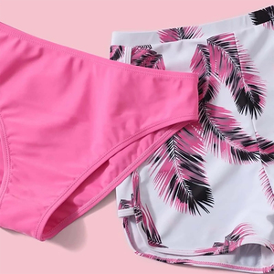 Ensemble croisé rose avec imprimé palmier, maillot de bain deux pièces pour femme à taille haute et col en V, haut et bas de bikini avec logo frontal - Product Image 6