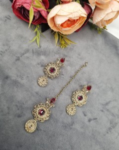 Ensemble de collier avec pierres précieuses rondes et en forme de poire, avec boucles d'oreilles et mangtika, bijoux de créateur, vêtements ethniques traditionnels, vente en gros - Product Image 6