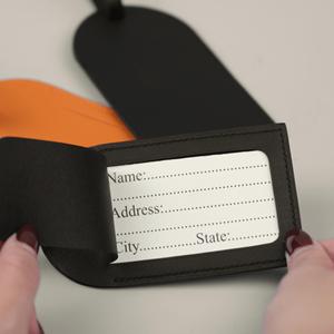 ป้ายแท็กกระเป๋าเดินทางหนังแท้ลายนูนแบบกำหนดเอง ป้ายแท็กกระเป๋าเดินทางสุดหรู ป้ายติดกระเป๋าเดินทางแบบมีฝาปิดป้องกันข้อมูลส่วนตัว โรงงานผลิต LMP-0256 - Product Image 1