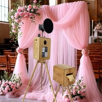 Kiosque photo élégant en bois pour événements et divertissements, compatible avec les appareils photo reflex numériques et les iPad