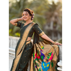 ผ้าส่าหรีไหมเนื้อนุ่มสีเขียวขวด นาวารี ปายธานี  ลายปักดิ้นทอง  พร้อมลายจุด  และผ้าคลุมไหล่ลายนกยูง สำหรับงานแต่งงาน - Product Image 6