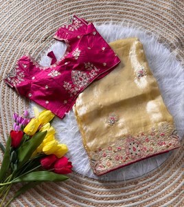Sari de Seda Fandy de Lujo con Bordado Dorado Intenso y Lentejuelas, Diseño Festivo - Product Image 2