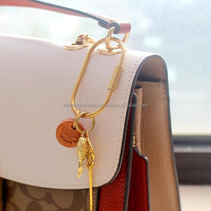 Llavero de latón ovalado de alta resistencia Impresión digital Juego de logotipo personalizado chapado en oro Llaveros de bloqueo de dos tornillos Anillos divididos para hombres/mujeres - Product Image 4